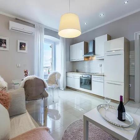 Captain Emo Appartement *