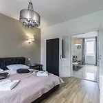 Captain Emo City Apartment