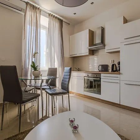 Captain Emo City Pula