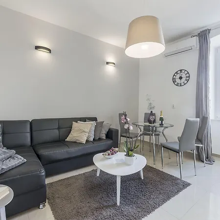 Captain Emo City Apartment *