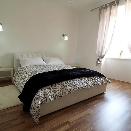 Captain Emo City * Pula